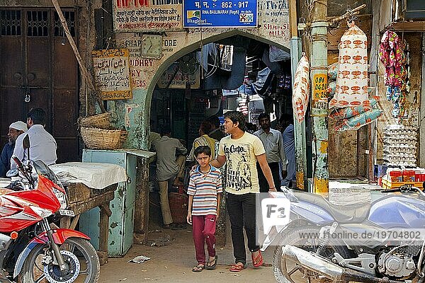 Fußgänger beim Einkaufen in einer belebten Gasse mit Geschäften  die Waren auf der Straße verkaufen  in Old Delhi  Indien  Asien