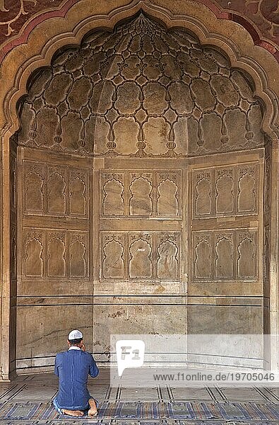 Muslim beim Gebet in der Masjid i Jah?n Num?  der Jama Masjid Moschee in Alt Delhi  Indien  Asien