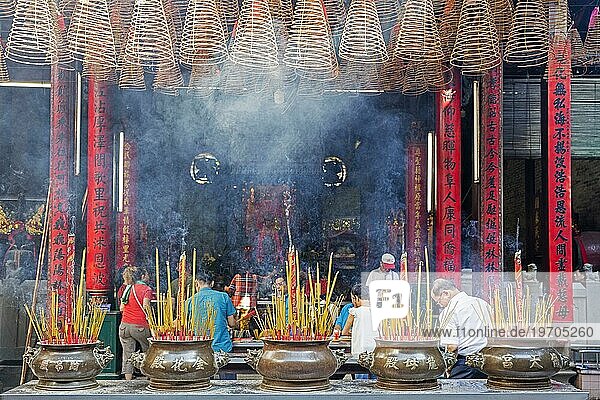 Abbrennen von Räucherstäbchen und Spiralen im Thien Hau Tempel  Ba Thien Hau Pagode für die chinesische Meeresgöttin Mazu  in Ho Chi Minh Stadt  Vietnam  Asien