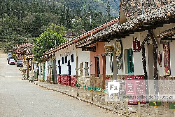 Straße mit Geschäften und Cafés mit WLAN in der Stadt Samaipata  Provinz Florida  Departamento Santa Cruz  Bolivien  Südamerika