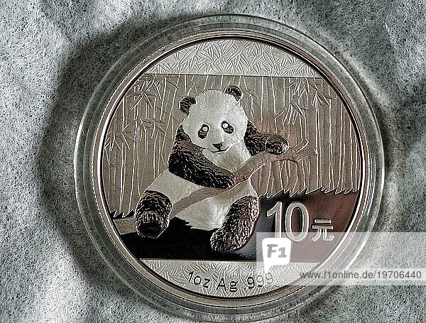 Chinesische Silbermünze  China Panda  1 Unze  Motiv  Pandabär mit einer Stange Bambus
