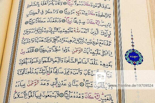 Der Heilige Koran auf weißem Hintergrund