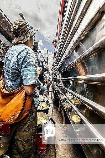 Eisenbahn  Gleise  Zug  Stand  Markt  gefährlich  Verkehr  Handel  Tourist  Reisen  Attraktion  Menschen  Reisen  Bangkok  Maeklong Railway Market  Samut Songkhram  Thailand  Asien