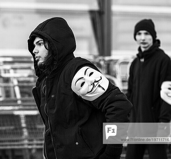 Schwarz-Weiß Fotografie  Kundgebung gegen Tierversuche  Teilnehmer mit Guy Fawkes Maske  Vendetta  Potsdamer Platz  Berlin  Deutschland  Europa