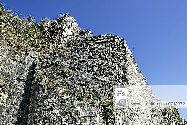 Die dicke Steinmauer einer mittelalterlichen Burg zeigt zwei Arten von Mauerwerk: Schutt auf der Innenseite und regelmäßig geschnittene Steine  sogenannte Quadersteine  auf der Außenseite