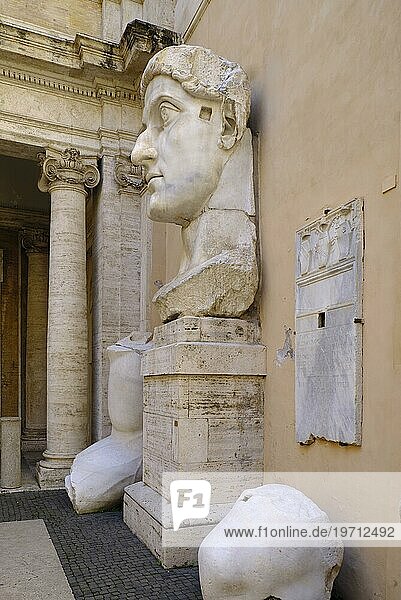Kolossaler Kopf  Überreste der römische Kolossalstatue Kaiser Konstantin  Konservatorenpalast  Kapitolinische Museen  Kapitol  Rom  Latium  Italien  Europa