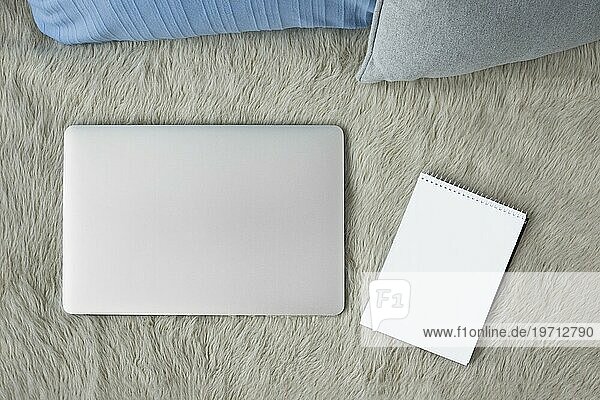 Hohe Winkel Ansicht Laptop Spirale Notizblock Sofa