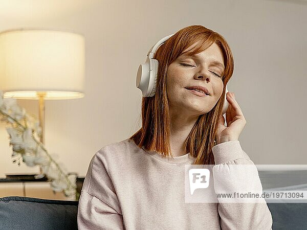 Porträt Frau zu Hause Musik hören 3