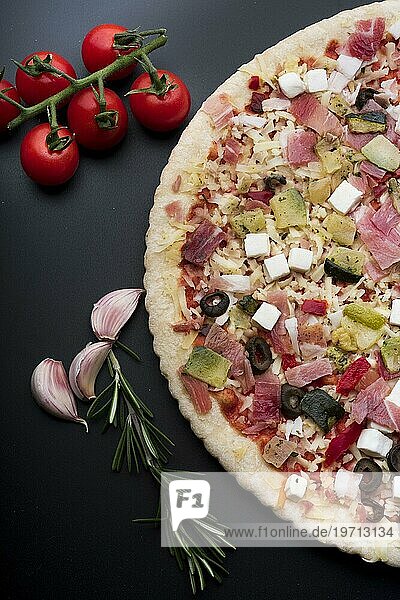 Hohe Winkelansicht garnieren leckere italienische Pizza Küche Arbeitsplatte