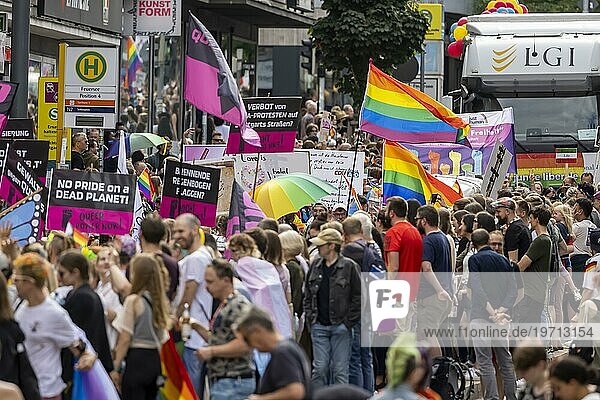 Christopher Street Day  Pride Demonstration als Zeichen für Vielfalt  Respekt  Akzeptanz und Gleichberechtigung  Stuttgart  Baden-Württemberg  Deutschland  Europa