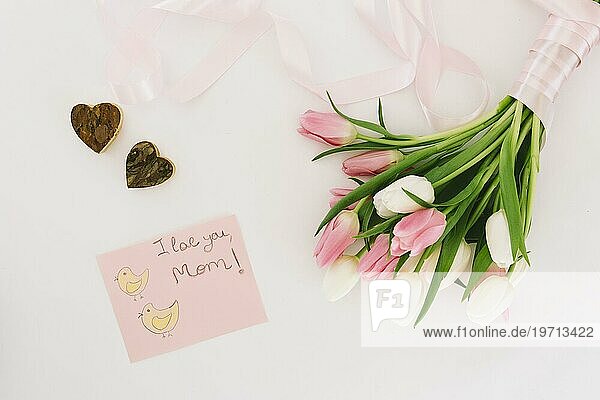 Ich liebe dich Mama Inschrift mit Tulpen