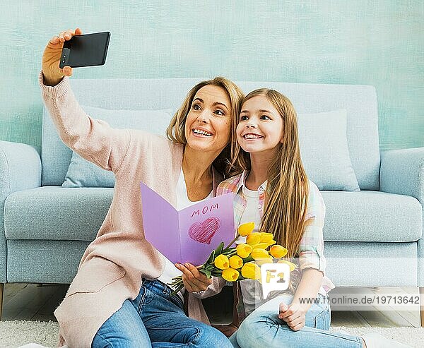 Tochter Mutter mit Geschenken nehmen selfie