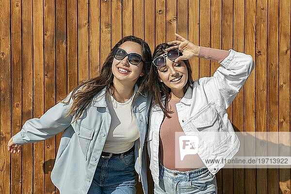 Glückliche Frauen mit Sonnenbrille im Freien