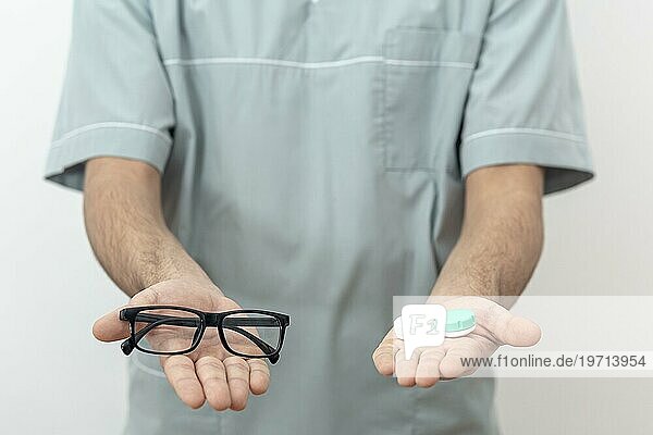 Vorderansicht Augenarzt mit Brille Kontaktlinsen