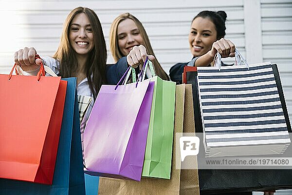 Zufriedene Frauen nach dem Einkaufen
