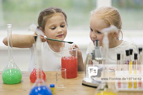 Wissenschaftlicher Unterricht für kleine Mädchen