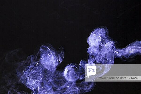 Abstrakte Textur lila magischen Rauch schwarzer Hintergrund