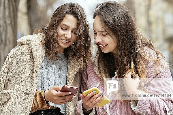 Mittlere Einstellung Frauen mit Smartphones in der Hand