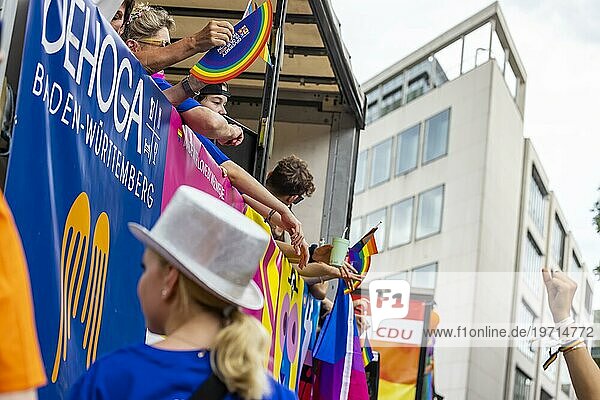 Wagen des Hotel- und Gaststättenverband DEHOGA. Christopher Street Day  Pride Demonstration als Zeichen für Vielfalt  Respekt  Akzeptanz und Gleichberechtigung  Stuttgart  Baden-Württemberg  Deutschland  Europa