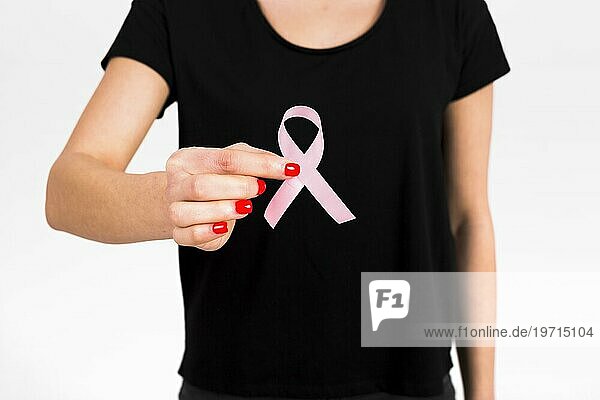 Crop Frau mit Brustkrebsschleife