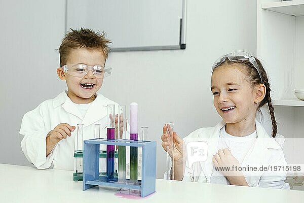 Junge Mädchen Wissenschaftler mit Spaß tun Experimente Labor