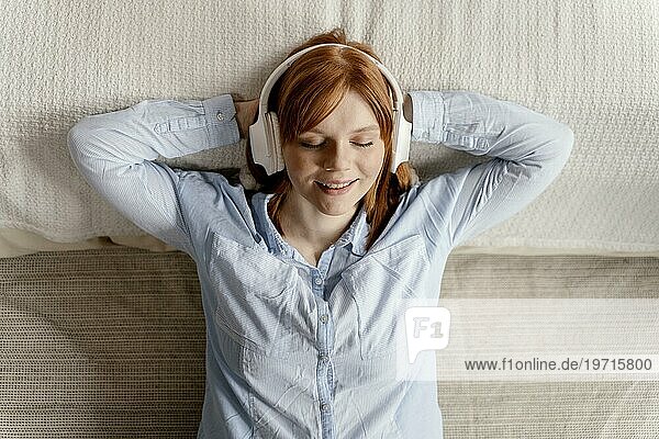 Porträt Frau zu Hause beim Musikhören