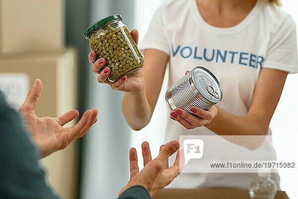 Freiwillige  die bedürftigen Menschen mit Lebensmitteln helfen