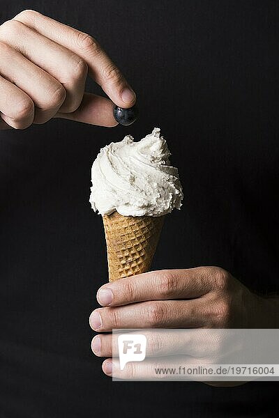 Close up Hand hält leckeres Eis mit Beere