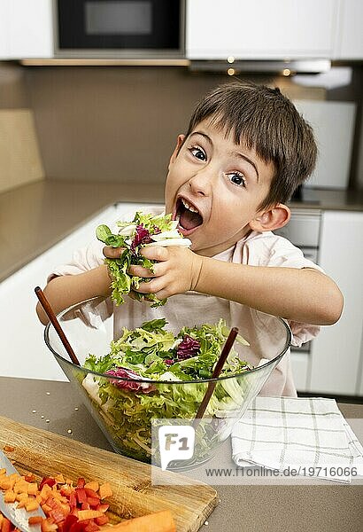 Mittlere Einstellung Junge hält Salat