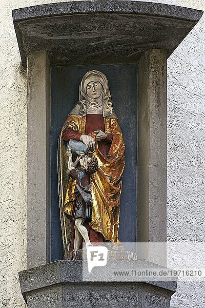 Heiligenfigur mit Kind  an einem Wohnhaus  Rottweil  Baden-.Württemberg  Deutschland  Europa