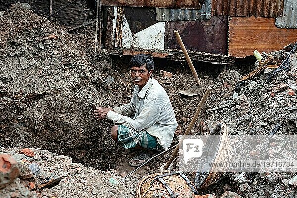 Bauarbeiter während einer Rast auf einer Baustelle  Tejgaon Slum Area  Dhaka  Bangladesch  Asien
