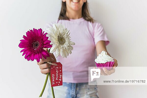 Mädchen hält Blumen mit glücklichen Mütter Tag Inschrift