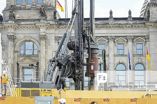 Baustelle Reichstagsgebäude  Kabelarbeiten  bevor 2025 der Bau eines Sicherheitsgrabens beginnt  Berlin  Deutschland  Europa