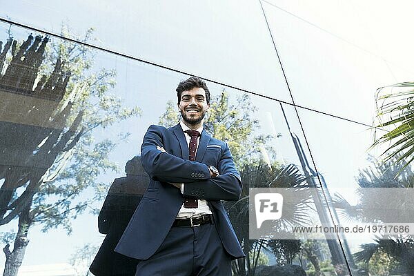 Smiley Anwalt posiert im Freien aus niedrigem Winkel