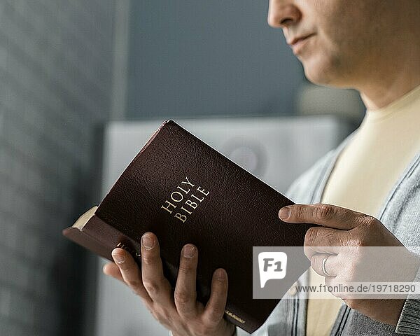Seitenansicht Mann liest aus der Bibel