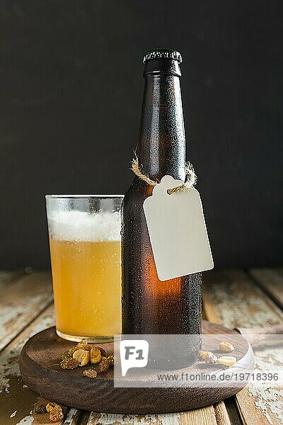 Vorderansicht Bier Glasflasche mit Tag Nüsse