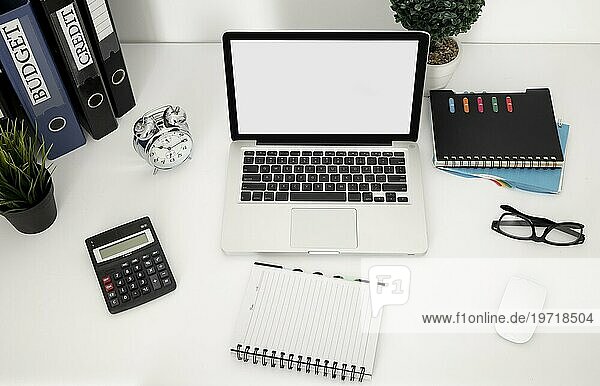Hochwinklige Büroarbeitsfläche mit Laptop Notebook