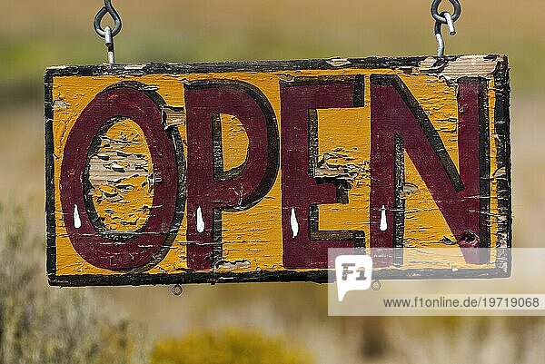 Schild  Open  geöffnet  willkommen  Eingang  Shop  Laden  Öffnungszeiten  USA  Nordamerika