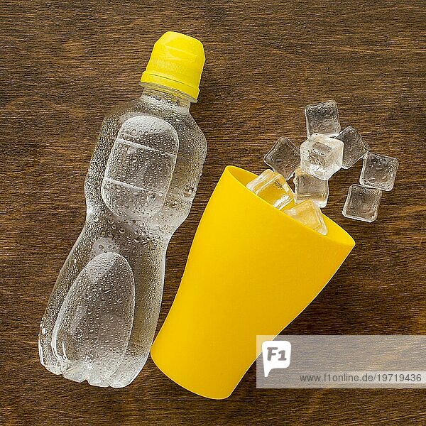Plastikflasche Wasser Eisbecher