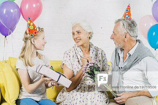 Ehemann Enkelin geben Geburtstag Geschenk glücklich Frau