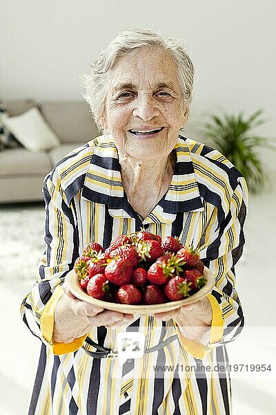 Großmutter hält frische Erdbeeren