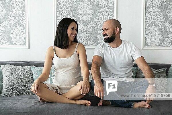 Glückliches Paar  das sein Baby erwartet  in der Totalen