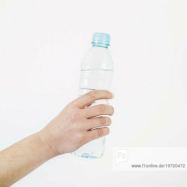 Crop Hand mit Wasserflasche