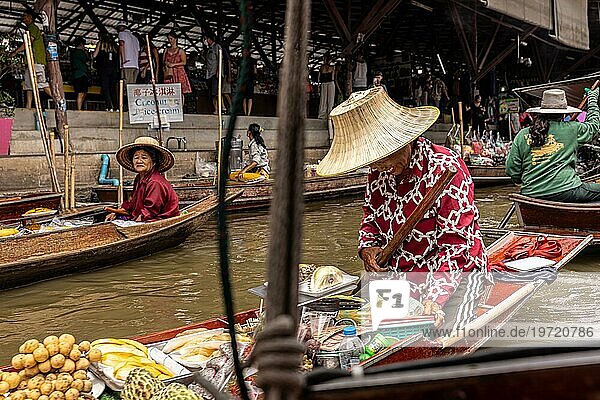 Verkäufer  Händler  boot  Fluss  Touristen  Attraktion  Damnoen Saduak Floating Market  Bangkok  Thailand  Asien