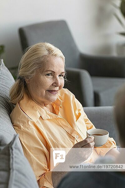 Nahaufnahme Frau im Ruhestand hält Tasse