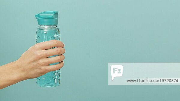 Mit Wasser gefüllte Fitnessflasche Kopierraum