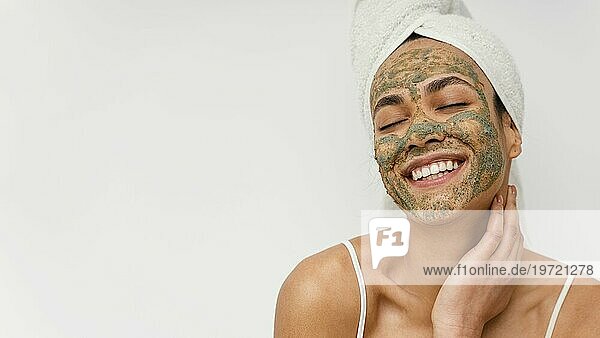 Smileyfrau mit natürlicher Gesichtsmaske Kopierraum