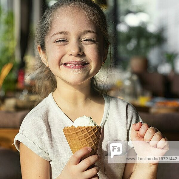 Medium shot glückliches Mädchen mit Eiscreme