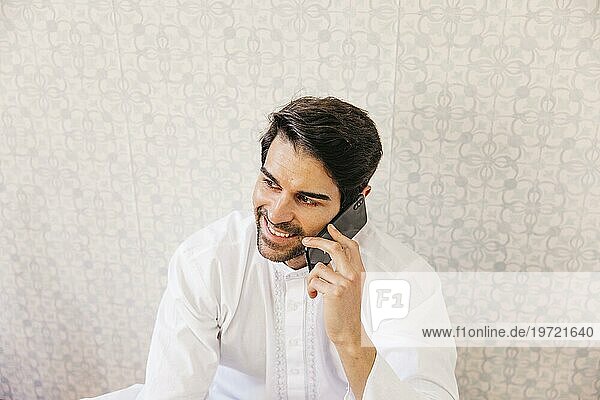 Muslimischer Mann beim Telefonieren