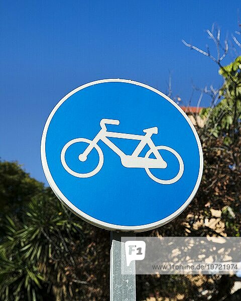 Blaues Fahrradspur Schild in Großaufnahme